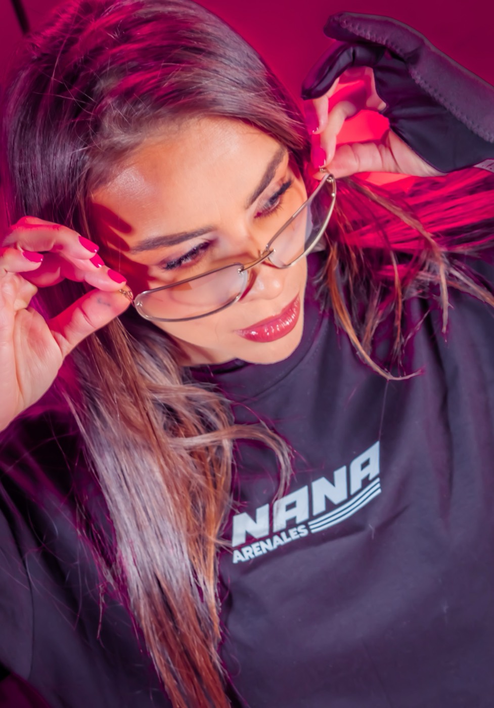 Nana bajándose unas gafas doradas