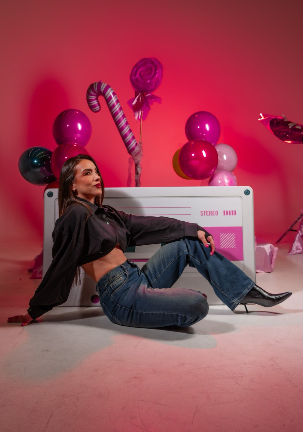 Nana sentada en el piso frente al cassette gigante