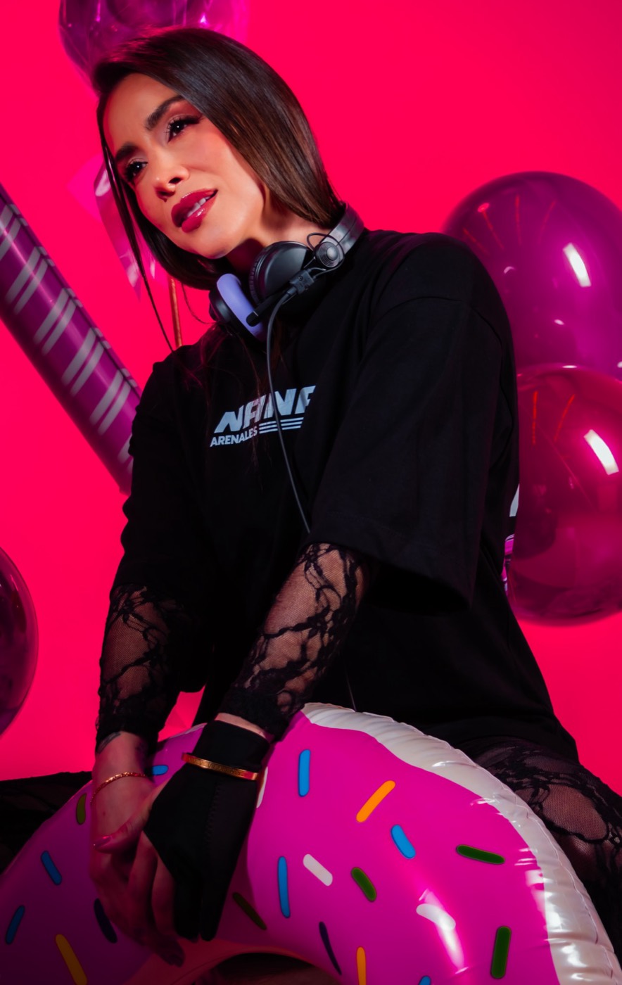 Nana con audífonos de DJ y camiseta con su logo